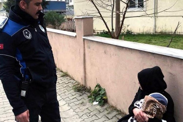 Dilencinin kucağındaki 'bebek' oyuncak &ccedil;ıktı