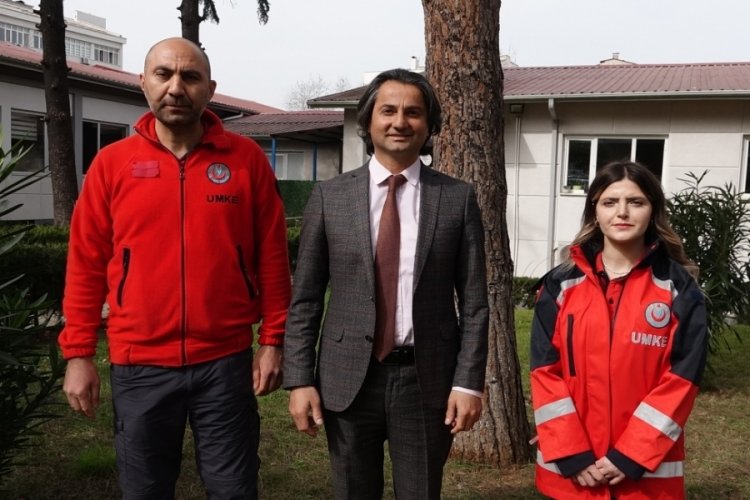 Adıyaman'da enkaz altından &ccedil;ıkarılan Naime teyzeyi ekipler unutamıyor