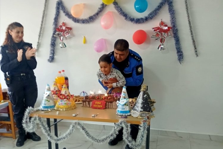 Depremzede miniğe doğum g&uuml;n&uuml; s&uuml;rprizi