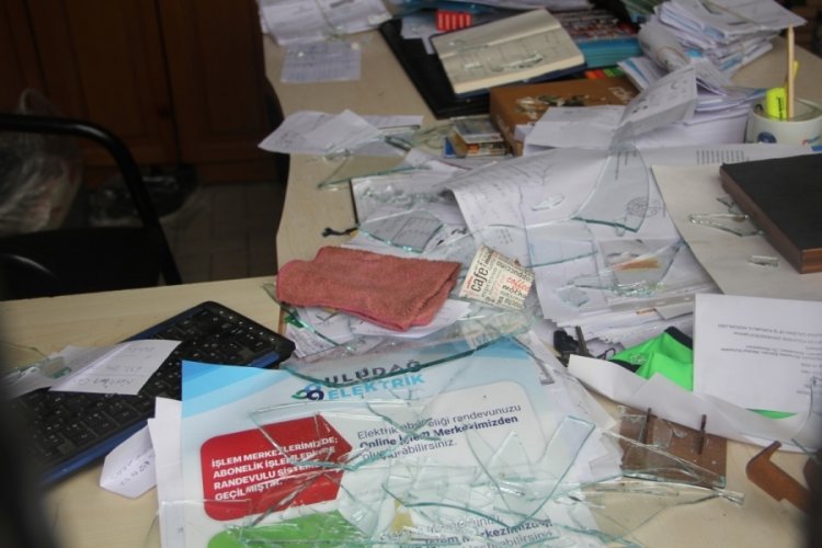 Bursa'nın &Ccedil;iftehavuzlar Mahalle Muhtarlığı taşlı saldırıya uğradı