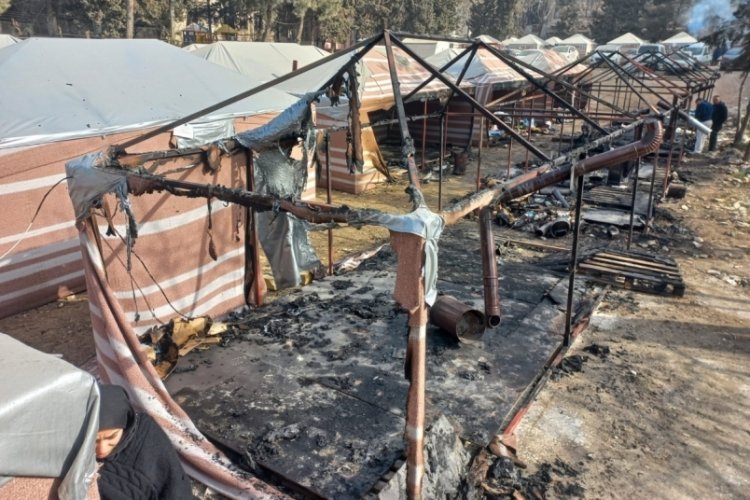 Kahramanmaraş'ta &ccedil;adır kentte yangın &ccedil;ıktı, 2 depremzede yaralandı