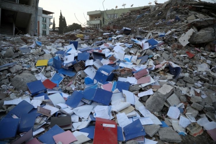 Hatay'da enkaz başında 'evrak' n&ouml;beti