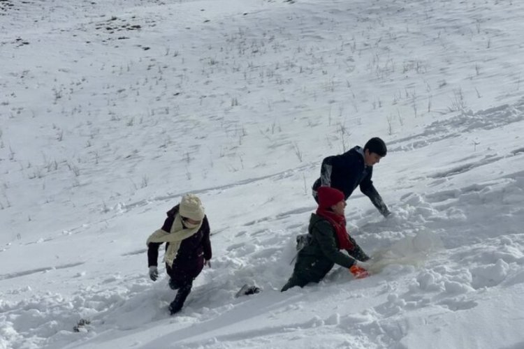 Sivas'a giden depremzede &ccedil;ocukların kar keyfi