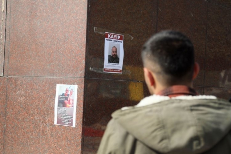 Hatay'da depremde kaybolan yakınlarını astıkları ilanlarla arıyorlar