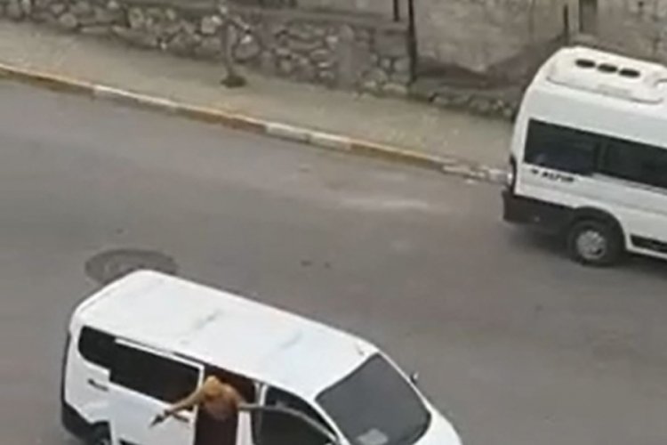 Otomobilin yolunu kesip s&uuml;r&uuml;c&uuml;y&uuml; ka&ccedil;ırdılar