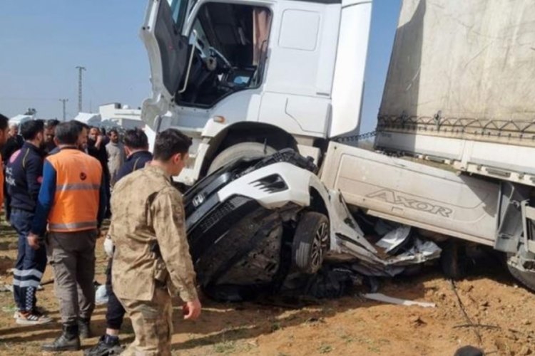 Mardin'de otomobil ile Tır &ccedil;arpıştı: 2 &ouml;l&uuml;, 2 yaralı