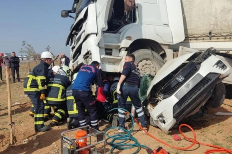 Mardin'de otomobil TIR'ın altına girdi: 2 &ouml;l&uuml;, 1 yaralı