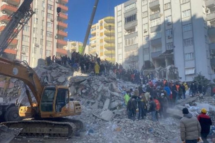 Adana'da yıkılan apartmanın m&uuml;teahhidi KKTC'ye gitmiş