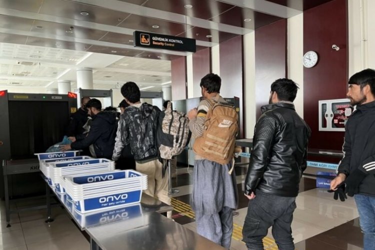 Ağrı'da 136 Afgan g&ouml;&ccedil;men, sınır dışı edildi