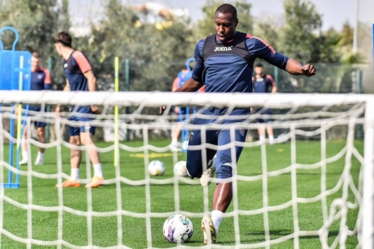 Başakşehir, Alanyaspor ma&ccedil;ı hazırlıklarına Antalya'da yaptı