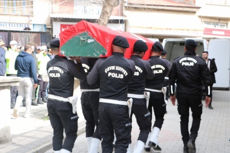 Kalp krizinden vefat eden polis memuru g&ouml;zyaşları arasında toprağa verildi