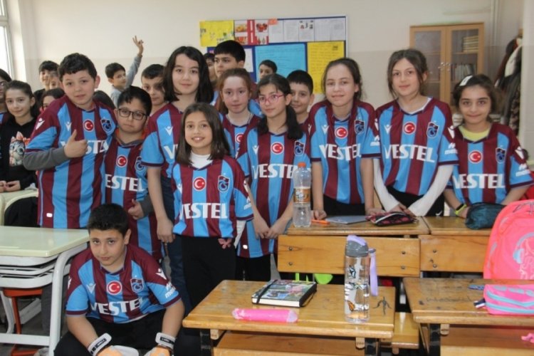 Trabzonspor Asbaşkanı Doğan'dan &ouml;ğrencilere 11 bin 461 forma