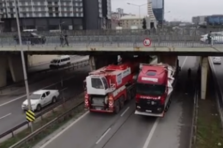 İstanbul'da tır y&uuml;kl&uuml; tır k&ouml;pr&uuml;de sıkıştı