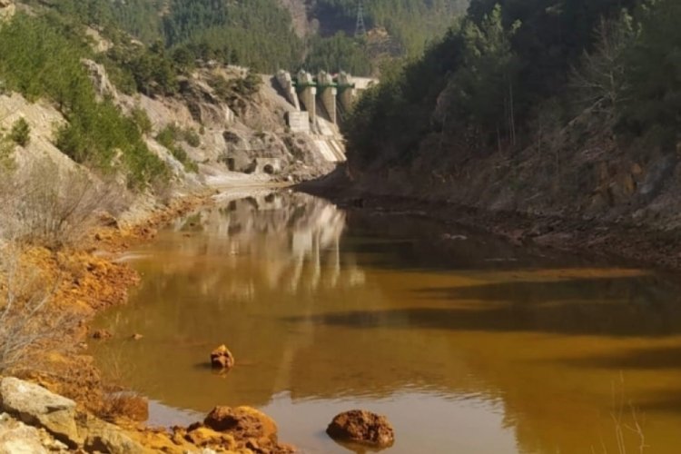 Adana'da kaynak suyu &ccedil;amur renginde akmaya başladı