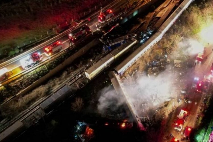 Tren kazasının ardından Bakan Kostas Karamanlis istifa etti