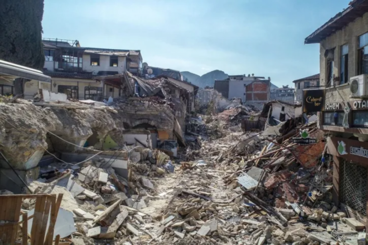 Depremde enkazdan &ccedil;ıkan 81 &ccedil;ocuğun kimliği belirlenemedi