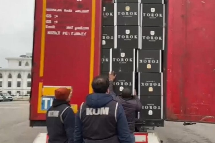 Kocaeli'nde bir tırda 13 milyon 50 bin ka&ccedil;ak makaron ele ge&ccedil;irildi