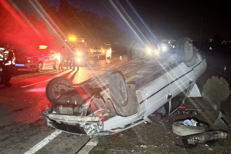 Kastamonu'da &ccedil;ekiciye &ccedil;arpan otomobil takla attı: 5 yaralı