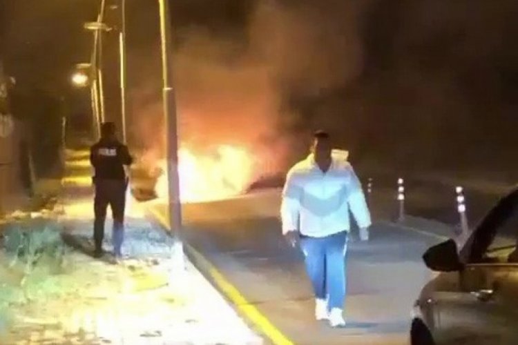 İstanbul B&uuml;y&uuml;k&ccedil;ekmece'de alev topuna d&ouml;nen otomobil kameraya yansıdı