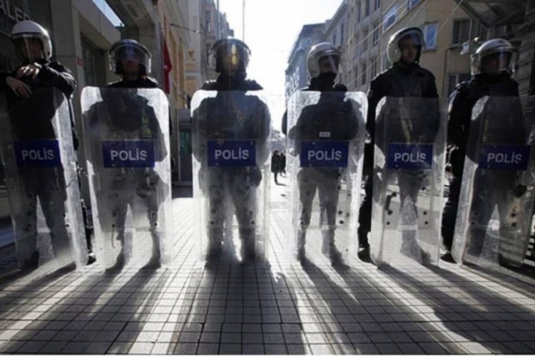İstanbul Beyoğlu'nda izinsiz g&ouml;steride 8 g&ouml;zaltı