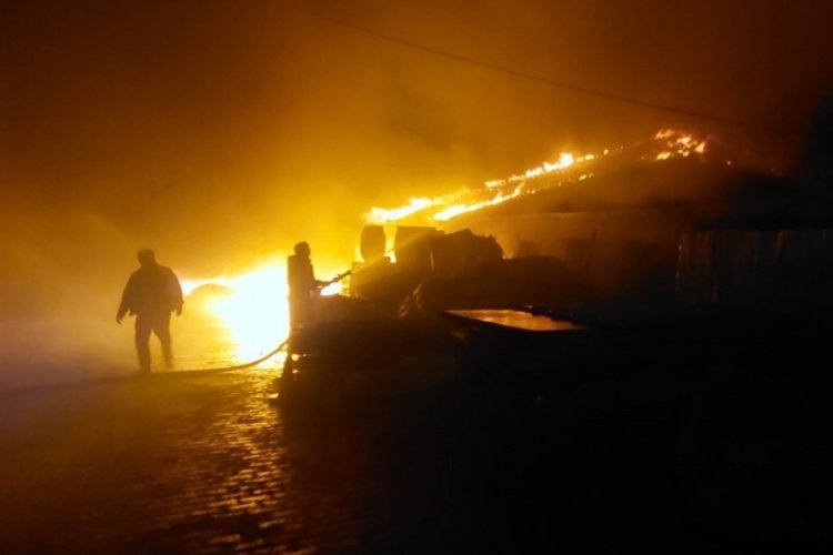 Kocaeli'de geri d&ouml;n&uuml;ş&uuml;m deposunda korkutan yangın