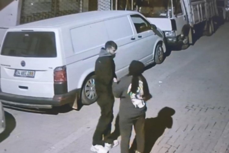 İstanbul'da kız arkadaşına sinirlendi, minib&uuml;s&uuml;n aynasını omzuyla kırdı