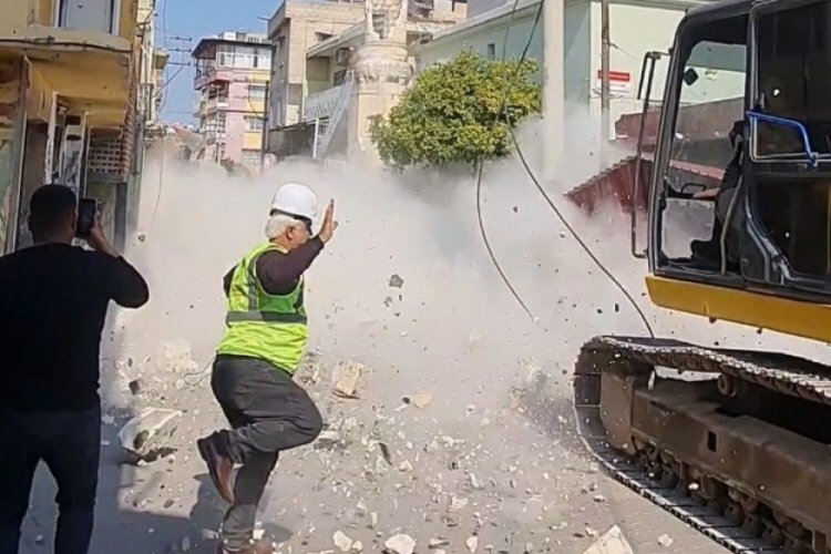 Adana'da kontrollü minare yıkımında bir işçi yaralandı