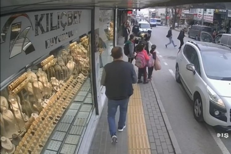Bursa'da yolun karşısına ge&ccedil;meye &ccedil;alışan &ccedil;ocuk seyir halindeki otomobile &ccedil;arptı
