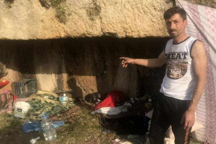 Hatay'da depremde evi yıkılın depremzede mağaraya yerleşti