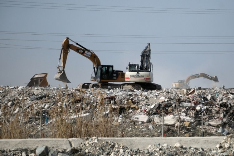 Hatay'da yıkılan binaların enkazı ayrıştırılıyor