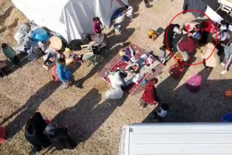 Boğazına yiyecek ka&ccedil;an depremzede bebeği, &ouml;ğretmen kurtardı