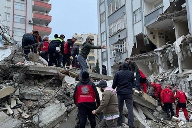 Adana'da &ccedil;&ouml;ken bina i&ccedil;in birbirini su&ccedil;ladılar