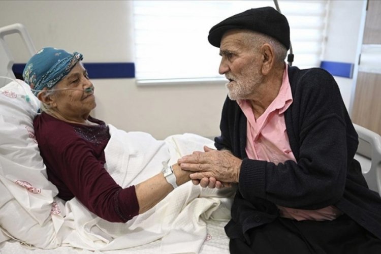 Kahramanmaraş'ta 65 yıllık eşini enkazdan kurtardı