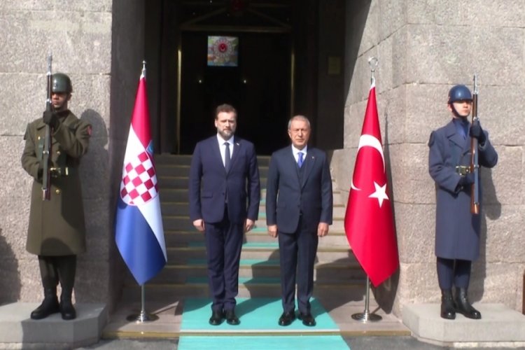 Bakan Akar, Hırvat mevkidaşı Banozic ile bir araya geldi