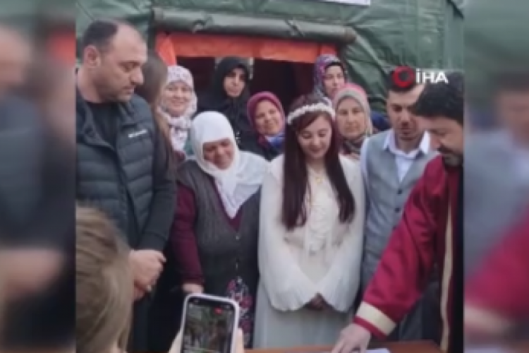 Kahramanmaraş'ta &ccedil;adır kentte nikah t&ouml;reni