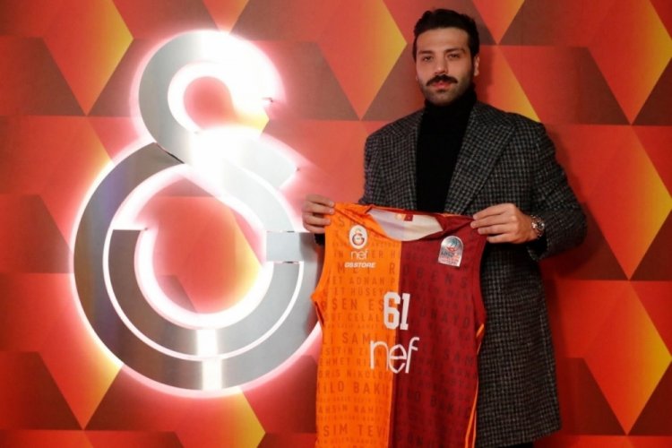 Depremzedeler i&ccedil;in G&ouml;ksenin K&ouml;ksal, formasını bağışladı