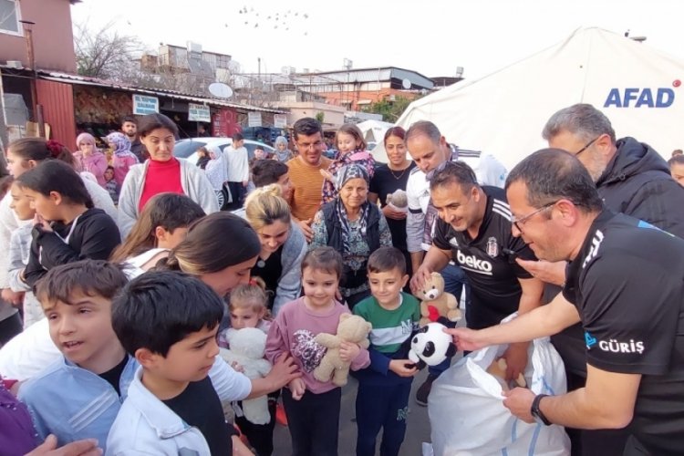 Beşiktaş trib&uuml;nlerinden atılan oyuncaklar, depremzede &ccedil;ocuklara ulaştı