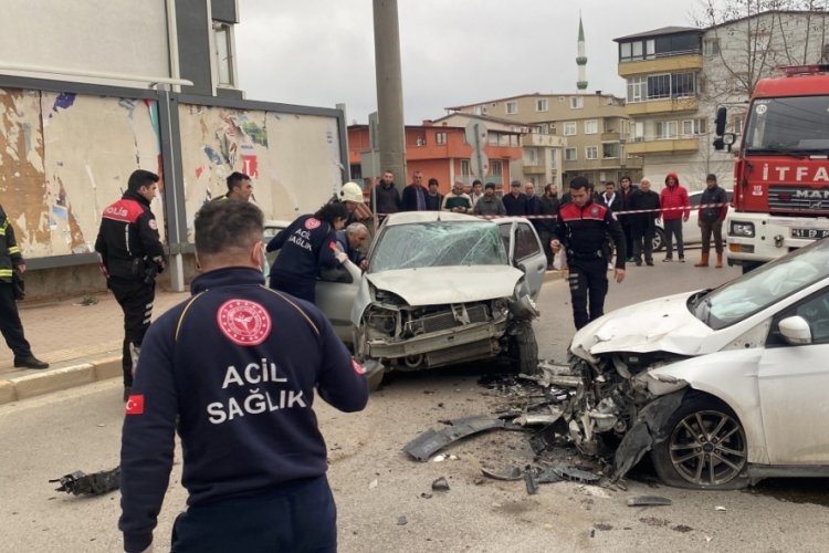 Kocaeli'nde ref&uuml;jden atlayıp karşıdan gelen otomobille &ccedil;arpıştı