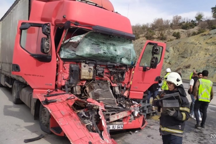 K&uuml;tahya'da tır ile kamyon &ccedil;arpıştı