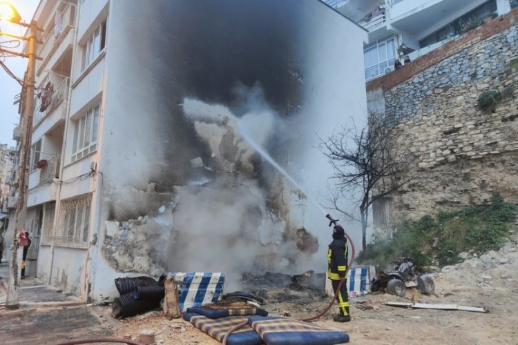 Aydın'da belediyeye ait yağmur suyu hattı boruları yakıldı