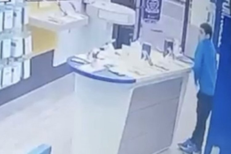 Bursa'da kulaklığı &ccedil;alıp cinsel organına sakladı