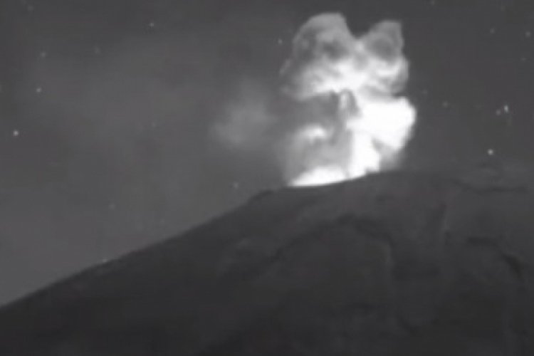 Popocatepetl Yanardağı'nın yakınında g&ouml;ktaşı g&ouml;r&uuml;ld&uuml;