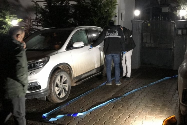 Kocaeli'nde bir şahıs evine gidip tartıştığı doktorun aracını kurşun yağdırdı