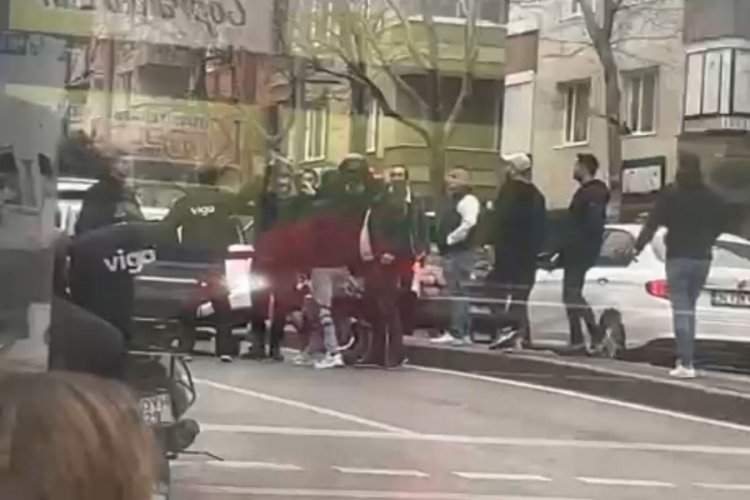 İstanbul'da tekmeli yumruklu yol kavgası