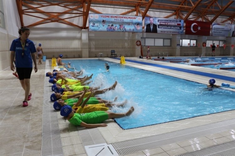 D&uuml;zce'de depremzede &ccedil;ocuklara y&uuml;zme eğitimi veriliyor