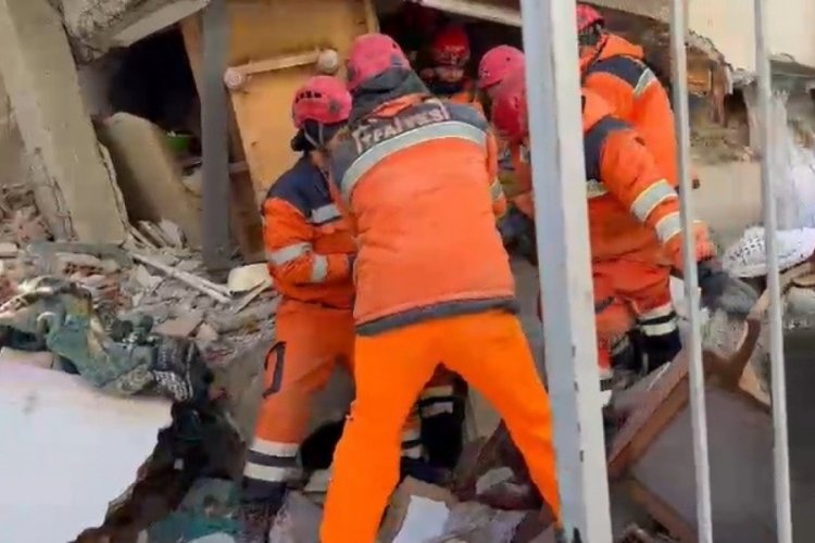 Deprem b&ouml;lgesinde &ccedil;alışan itfaiye eri: Elimi tutup 'abi beni bırakma' dedi