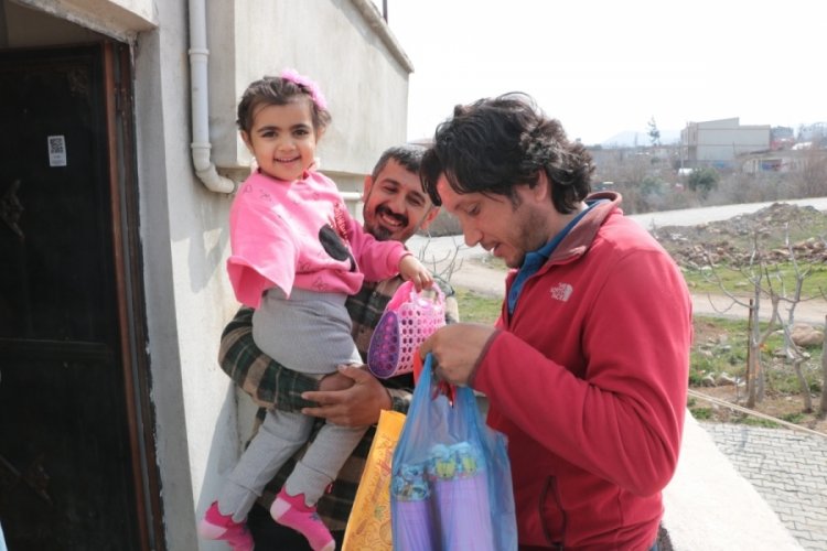 Kahramanmaraş'ta enkazdan kurtarılan minik Ela, kurtarıcılarıyla bir araya geldi