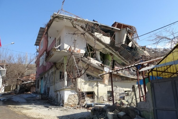 Depremzede vatandaşlar o anları anlattı: Evler patır patır d&ouml;k&uuml;ld&uuml;