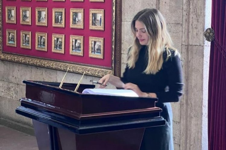 Eda Ece Anıtkabir'de konuşma yaparken g&ouml;zyaşlarına boğuldu