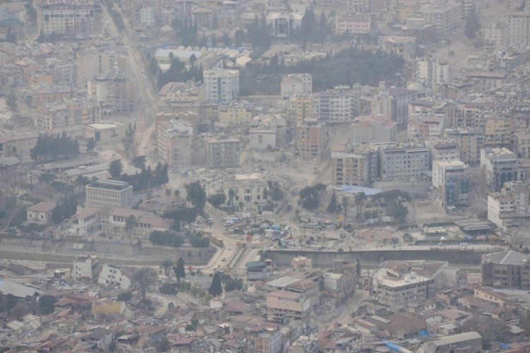 Hatay'da kentin &uuml;zerini toz kapladı